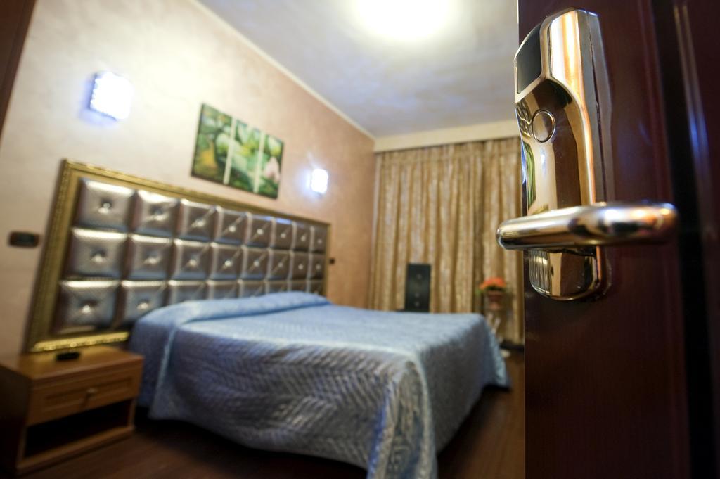 Hotel Bengasi Moncalieri Oda fotoğraf